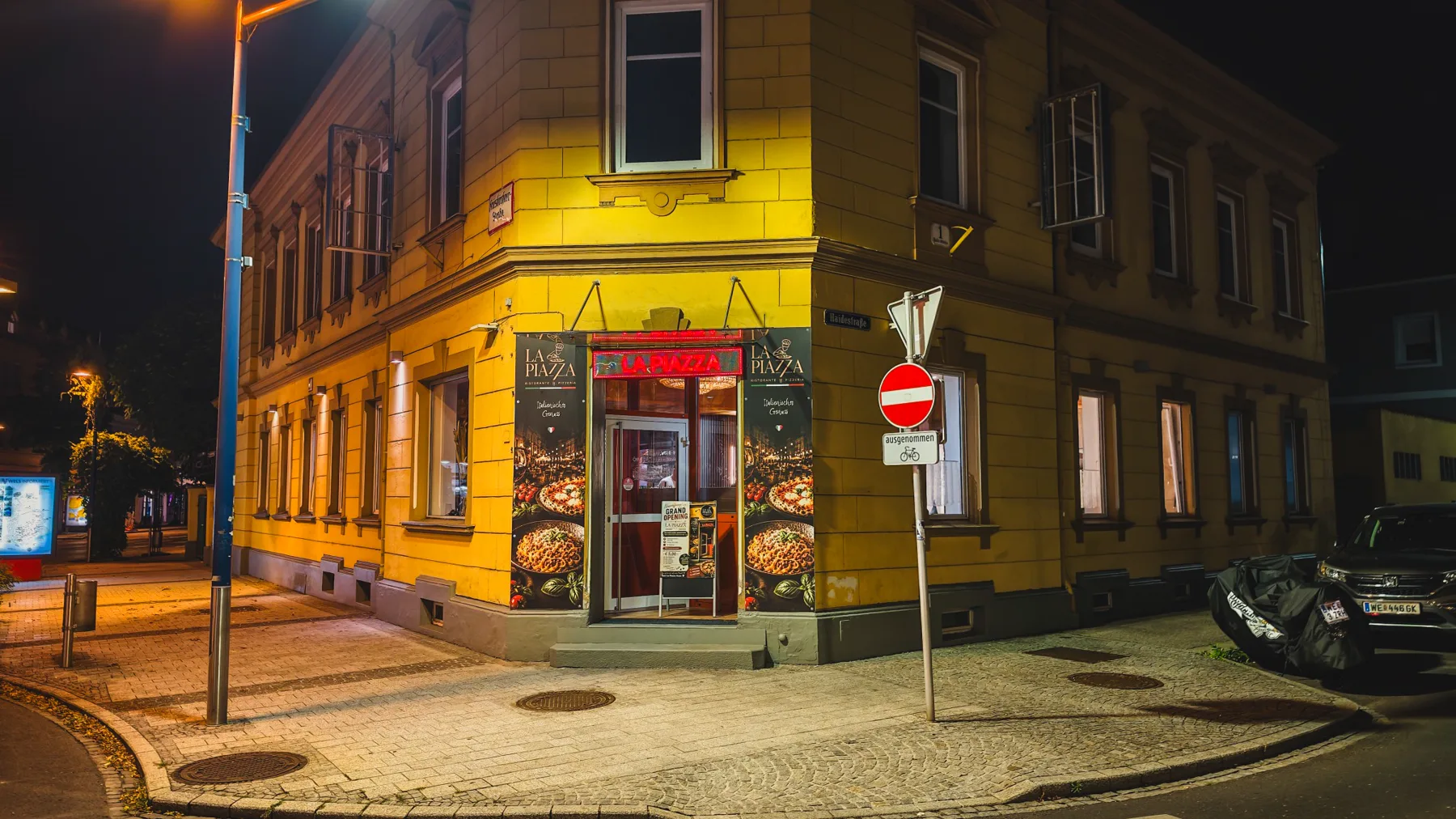 Außenansicht von La Piazza bei Nacht