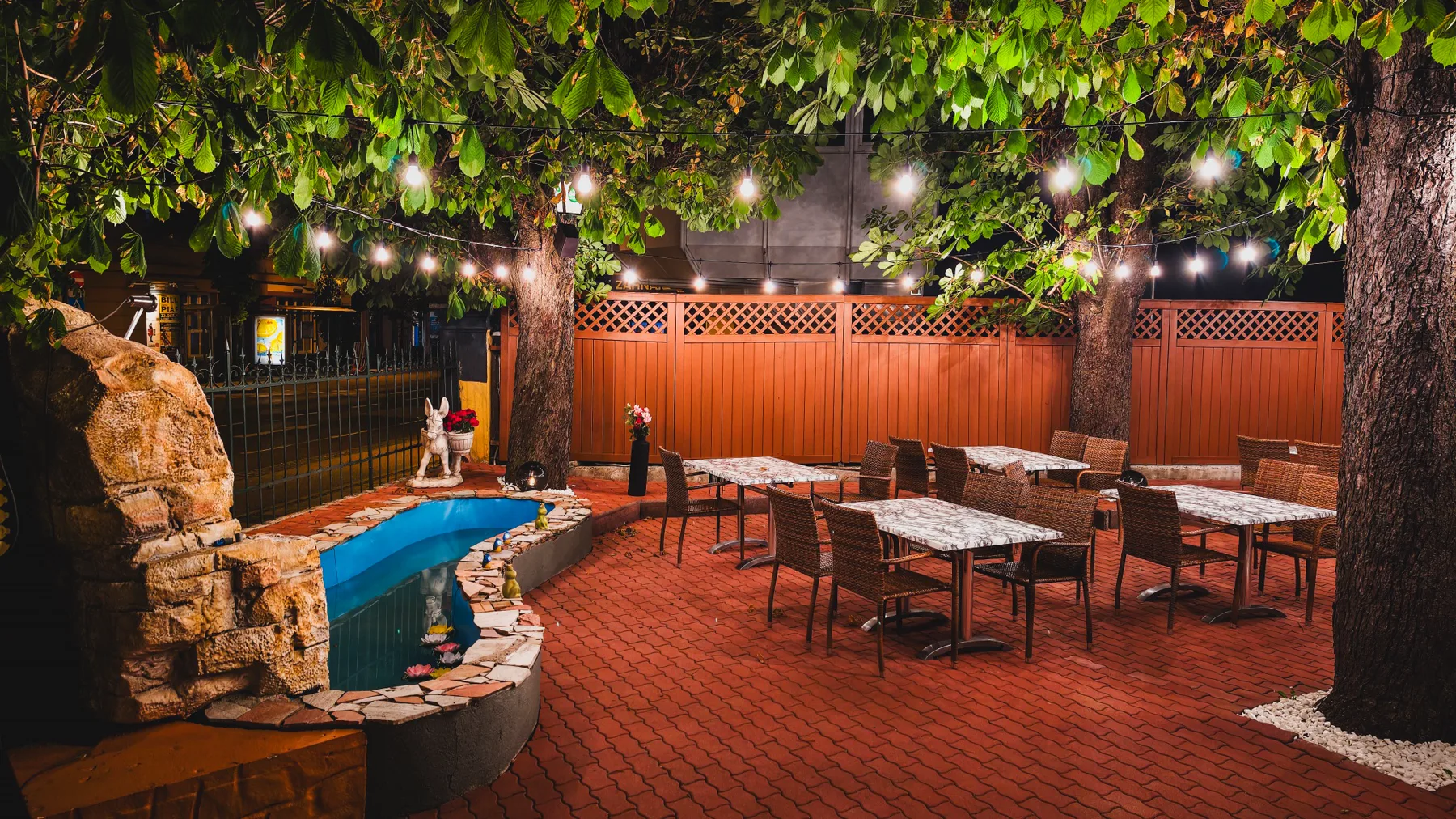Gastgarten von La Piazza bei Nacht